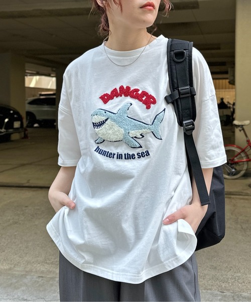 CPCM（シーピーシーエム）の「サガラ刺繍アソートモチーフビッグT（Tシャツ/カットソー・レディース・ホワイト/ホワイト系その他/グレー系その他/オフホワイト/グレー/キナリ/グレー系その他2/グレー系その他3/ネイビー/ホワイト系その他3/ブラック/ホワイト系その他2・FREE）」の2枚目の写真