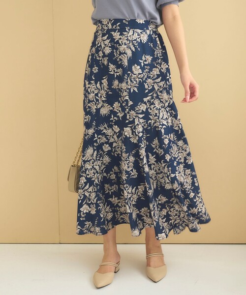 Feroux(フェルゥ)の「フラワーモチーフプリント スカート(スカート・レディース・ピンク系1/ネイビー系1/アイボリー系1・2/1)」の1枚目の写真