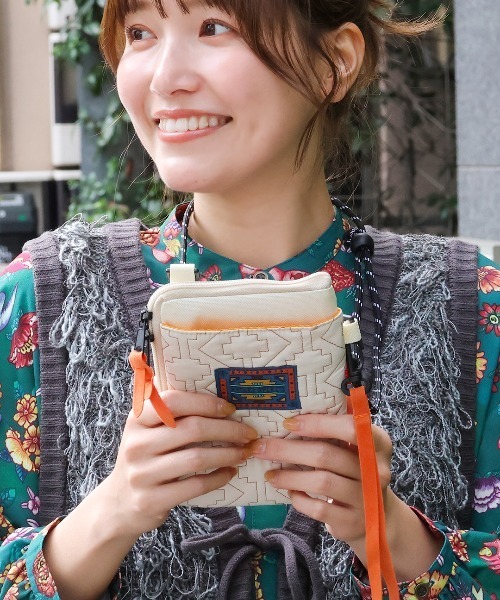 チチカカ（チチカカ）の「キルティングスマホショルダーポーチ（ショルダーバッグ・レディース・アイボリー/ブラウン/カーキ・FREE）」の2枚目の写真