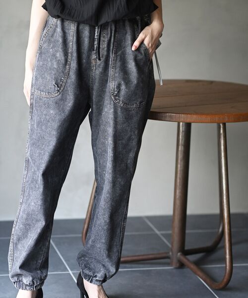 rps(アールピーエス)の「ケミカル加工デニムテーパードジョガーパンツ(デニムパンツ・レディース・ネイビー/ブラック・フリー)」の22枚目の写真