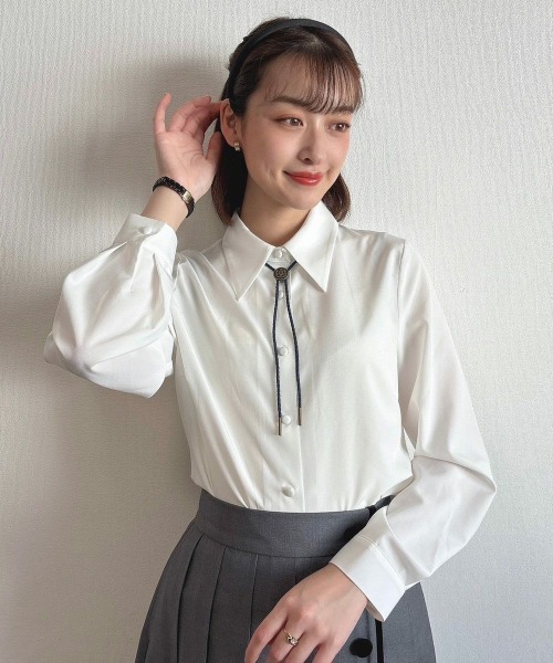 F i.n.t（フィント）の「ループタイ使いシャツ/fint（シャツ/ブラウス・レディース・ライトベージュ/オフホワイト・FREE）」の2枚目の写真