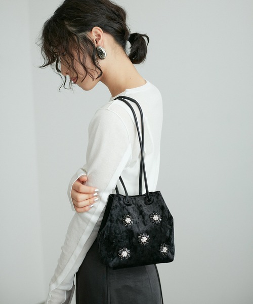 ADAM ET ROPE'（アダムエロペ）の「【サステナブル】ビジュー2WAY巾着バッグ（ハンドバッグ・レディース・ブラック/ブラウン/イエロー・FREE）」の2枚目の写真