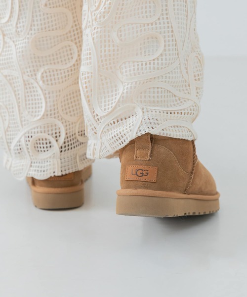 UGG（アグ）の「『WEB限定』UGG　CLASSIC ULTRA MINI（ブーツ・レディース・ブラック/ブラウン・6/8/5/7）」の4枚目の写真