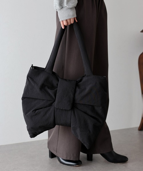 BLUEEAST(ブルーイースト)の「リボンパテッドバッグ(トートバッグ・レディース・ベージュ/ブラック/グレー/アイボリー/ブルー・FREE)」の11枚目の写真