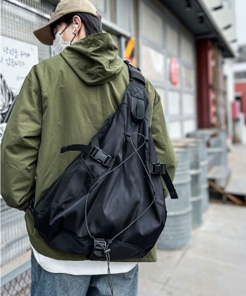 セール】メンズ軽量バッグ 2024新品 大容量多機能スポーツ 胸バッグ