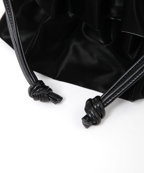 LAKOLE（ラコレ）の「ソフトエナメルラッフル2WAYショルダーバッグ / 252672（ショルダーバッグ・レディース・ブラック/シルバー・FREE）」の6枚目の写真