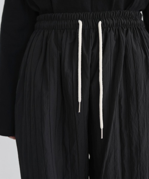 hellam(へラム)の「ナイロン ストライプトラックパンツ(その他パンツ・レディース・ブラウン/グレー/ブラック/アイボリー・FREE)」の5枚目の写真