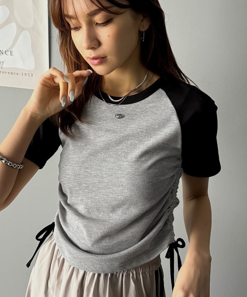 mily bilet(ミウィビレット)の「【mily bilet】サイドの絞りが可愛いさプラス。プレート使いラグランTシャツ(半袖)(Tシャツ/カットソー・レディース・オフホワイト/杢グレー/チャコールグレー/アイボリー・X-LARGE/SMALL/MEDIUM/LARGE)」の4枚目の写真