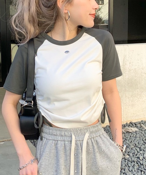 mily bilet(ミウィビレット)の「【mily bilet】サイドの絞りが可愛いさプラス。プレート使いラグランTシャツ(半袖)(Tシャツ/カットソー・レディース・オフホワイト/杢グレー/チャコールグレー/アイボリー・X-LARGE/SMALL/MEDIUM/LARGE)」の2枚目の写真