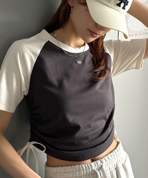 mily bilet(ミウィビレット)の「【mily bilet】サイドの絞りが可愛いさプラス。プレート使いラグランTシャツ(半袖)(Tシャツ/カットソー・レディース・オフホワイト/杢グレー/チャコールグレー/アイボリー・X-LARGE/SMALL/MEDIUM/LARGE)」の1枚目の写真