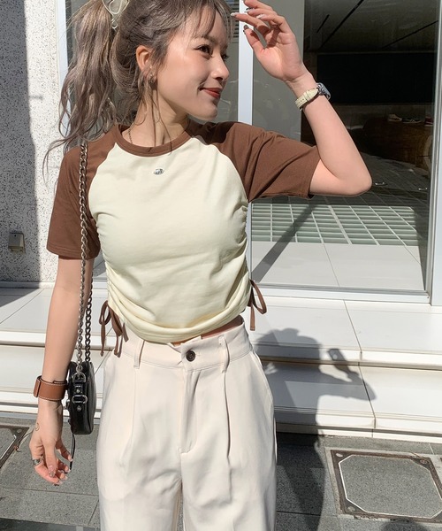 mily bilet(ミウィビレット)の「【mily bilet】サイドの絞りが可愛いさプラス。プレート使いラグランTシャツ(半袖)(Tシャツ/カットソー・レディース・オフホワイト/杢グレー/チャコールグレー/アイボリー・X-LARGE/SMALL/MEDIUM/LARGE)」の6枚目の写真