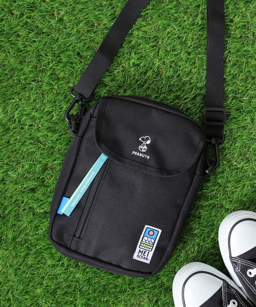PEANUTS（ピーナッツ）の「MEI OCEAN キャラクター タテ型ショルダーバッグ（ショルダーバッグ・レディース・ブラック/ブラック系2/ブラック系1/ブラック系3/ブラック系・FREE）」の2枚目の写真