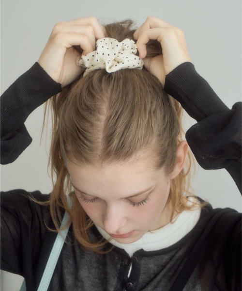 Birthday room（バースデイルーム）の「ドット柄シュシュ/dot scrunchie（シュシュ・レディース・ブラック/アイボリー・FREE）」の2枚目の写真
