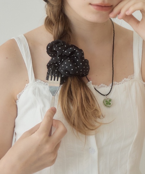 Birthday room（バースデイルーム）の「ドット柄シュシュ/dot scrunchie（シュシュ・レディース・ブラック/アイボリー・FREE）」の6枚目の写真