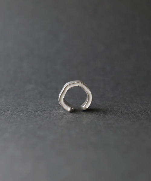 TEN.(テン)の「SILVER925 ファネルイヤーカフ(イヤーカフ・レディース・ネイビー/ホワイト/ダークブラウン/ピンク・FREE)」の2枚目の写真