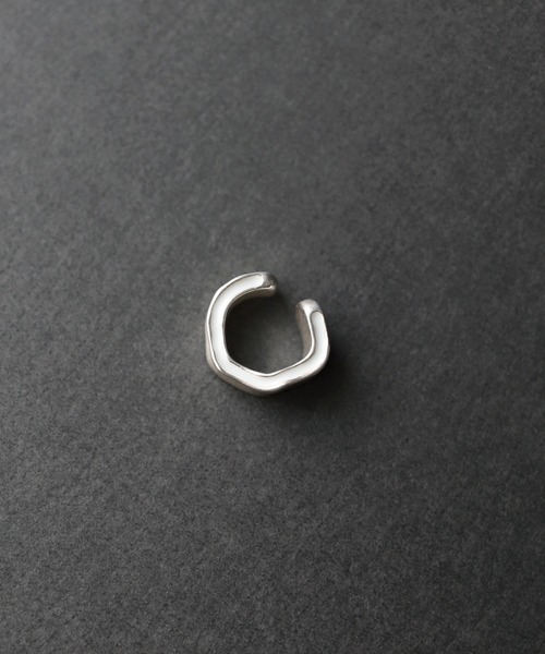 TEN.(テン)の「SILVER925 ファネルイヤーカフ(イヤーカフ・レディース・ネイビー/ホワイト/ダークブラウン/ピンク・FREE)」の5枚目の写真