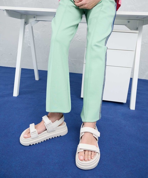 CHARLES & KEITH(チャールズ & キース)の「ダブルストラップ フラットフォームサンダル(サンダル・レディース・クリーム/ブラック/ライトピンク・22.5cm/23cm/23.5cm/24.5cm/25cm/25.5cm/26.5cm)」の3枚目の写真