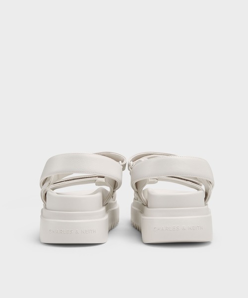 CHARLES & KEITH(チャールズ & キース)の「ダブルストラップ フラットフォームサンダル(サンダル・レディース・クリーム/ブラック/ライトピンク・22.5cm/23cm/23.5cm/24.5cm/25cm/25.5cm/26.5cm)」の16枚目の写真