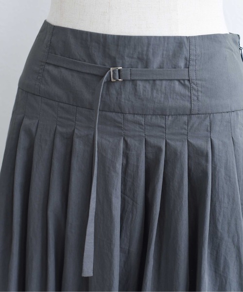 Eimee Law（エイミーロウ）の「ベルテッド タックプリーツスカート（スカート・レディース・ブラウン/ブラック/アイボリー/ダークグレー・FREE）」の8枚目の写真