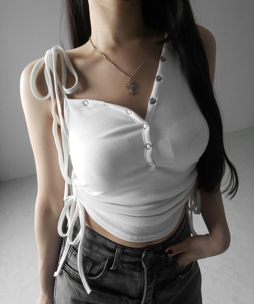 me+em select(ミームセレクト)の「【 2color 】ショルダーリボンシャーリングキャミタンクトップ/ shoulder ribbon shirring cami tank top(キャミソール・レディース・ブラック/ホワイト・FREE)」の2枚目の写真