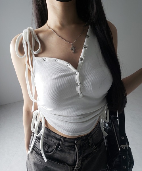 me+em select(ミームセレクト)の「【 2color 】ショルダーリボンシャーリングキャミタンクトップ/ shoulder ribbon shirring cami tank top(キャミソール・レディース・ブラック/ホワイト・FREE)」の16枚目の写真