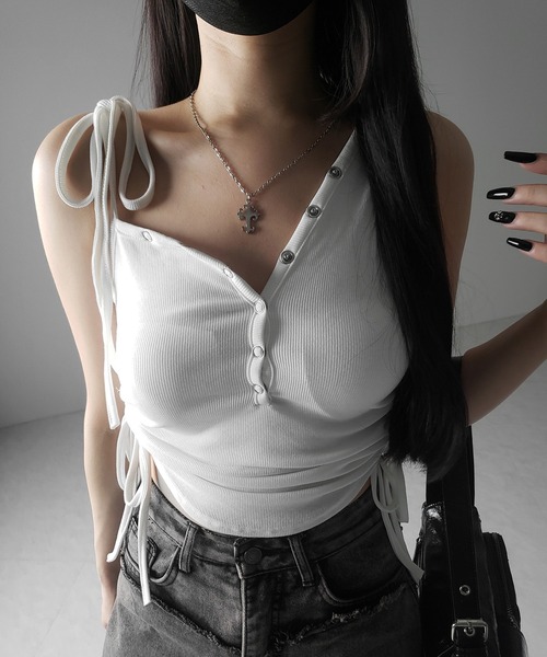 me+em select(ミームセレクト)の「【 2color 】ショルダーリボンシャーリングキャミタンクトップ/ shoulder ribbon shirring cami tank top(キャミソール・レディース・ブラック/ホワイト・FREE)」の15枚目の写真