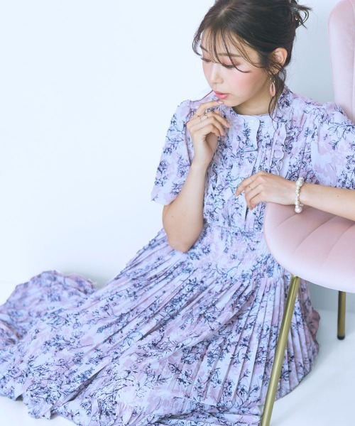 marun（マルン）の「＜大きいサイズ＞プリーツデザインフレア袖ワンピース　marun（ワンピース・レディース・グレー系/パープル系/ブルー系・5L/4L/3L/LL/L）」の3枚目の写真