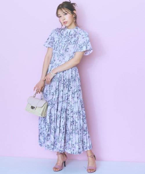 marun（マルン）の「＜大きいサイズ＞プリーツデザインフレア袖ワンピース　marun（ワンピース・レディース・グレー系/パープル系/ブルー系・5L/4L/3L/LL/L）」の4枚目の写真