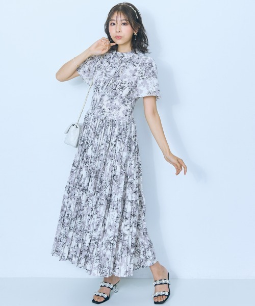 marun（マルン）の「＜大きいサイズ＞プリーツデザインフレア袖ワンピース　marun（ワンピース・レディース・グレー系/パープル系/ブルー系・5L/4L/3L/LL/L）」の8枚目の写真