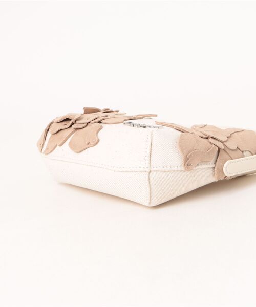 Desigual(デシグアル)の「フラワーアップリケミニハンドバッグ ショルダー(ボディバッグ/ウエストポーチ・レディース・ホワイト・FREE)」の7枚目の写真