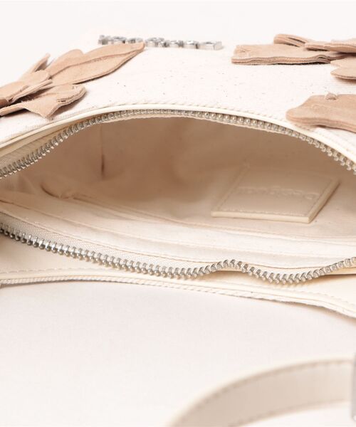 Desigual(デシグアル)の「フラワーアップリケミニハンドバッグ ショルダー(ボディバッグ/ウエストポーチ・レディース・ホワイト・FREE)」の8枚目の写真