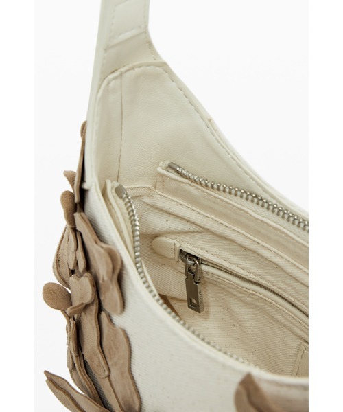 Desigual(デシグアル)の「フラワーアップリケミニハンドバッグ ショルダー(ボディバッグ/ウエストポーチ・レディース・ホワイト・FREE)」の2枚目の写真