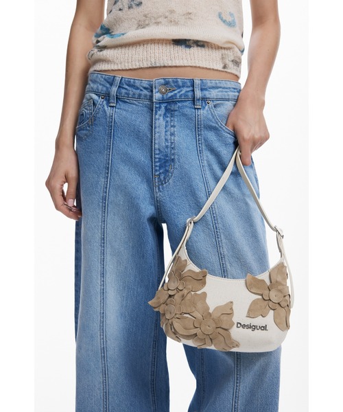 Desigual(デシグアル)の「フラワーアップリケミニハンドバッグ ショルダー(ボディバッグ/ウエストポーチ・レディース・ホワイト・FREE)」の4枚目の写真