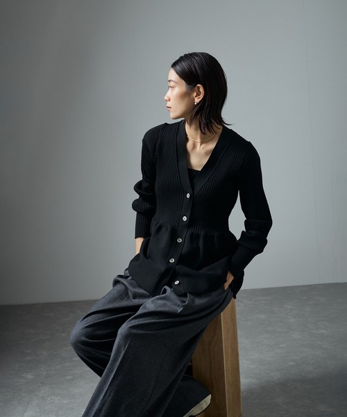 SALON adam et rope'(サロン アダム エ ロペ)の「【WEB限定】Vネックペプラムカーディガン 2(カーディガン/ボレロ・レディース・チャコールグレー/ブラック/レッド/ベージュ系その他・FREE)」の20枚目の写真