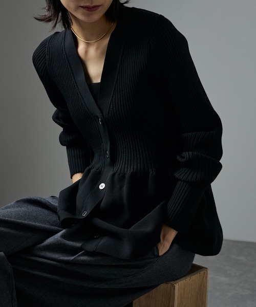 SALON adam et rope'(サロン アダム エ ロペ)の「【WEB限定】Vネックペプラムカーディガン 2(カーディガン/ボレロ・レディース・チャコールグレー/ブラック/レッド/ベージュ系その他・FREE)」の21枚目の写真