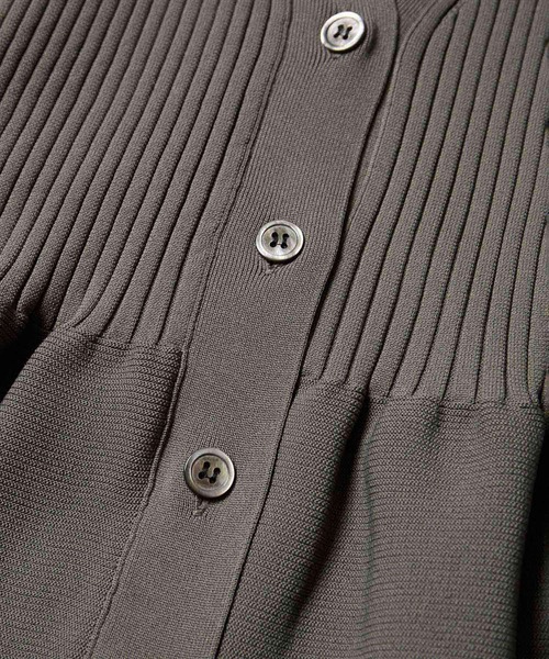 SALON adam et rope'(サロン アダム エ ロペ)の「【WEB限定】Vネックペプラムカーディガン 2(カーディガン/ボレロ・レディース・チャコールグレー/ブラック/レッド/ベージュ系その他・FREE)」の17枚目の写真