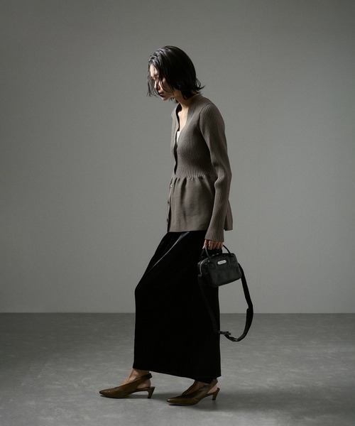 SALON adam et rope'(サロン アダム エ ロペ)の「【WEB限定】Vネックペプラムカーディガン 2(カーディガン/ボレロ・レディース・チャコールグレー/ブラック/レッド/ベージュ系その他・FREE)」の10枚目の写真