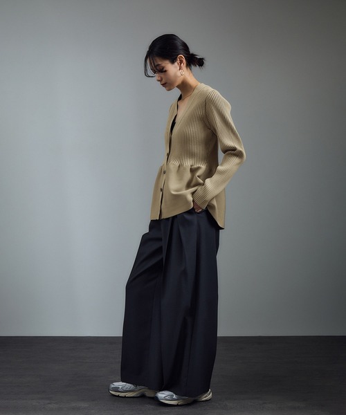 SALON adam et rope'(サロン アダム エ ロペ)の「【WEB限定】Vネックペプラムカーディガン 2(カーディガン/ボレロ・レディース・チャコールグレー/ブラック/レッド/ベージュ系その他・FREE)」の6枚目の写真