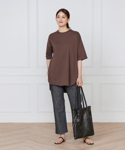 I.T.'S international(イッツインターナショナル)の「ラウンドヘムカットプルオーバー(Tシャツ/カットソー・レディース・ブラウン/スミクロ・フリー)」の8枚目の写真