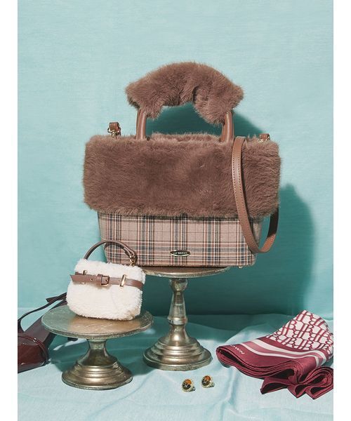 LILY BROWN（リリーブラウン）の「エコファーコンビ2wayトート（トートバッグ・レディース・アイボリー/ブラック/ピンクベージュ/ライトブルー/ライトグレー/チェック・F）」の6枚目の写真