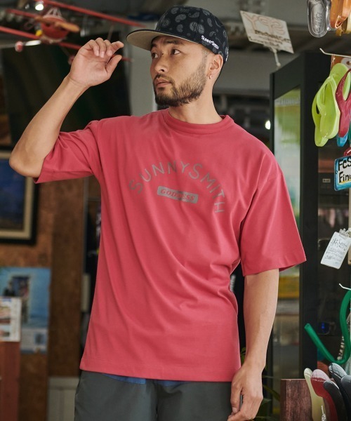 Sunny Smith(サニースミス)の「へビーオンス Cool Smith ロゴプリント Tシャツ 半袖(Tシャツ/カットソー・メンズ・チャコール/オフホワイト/レッド・LARGE/MEDIUM)」の3枚目の写真