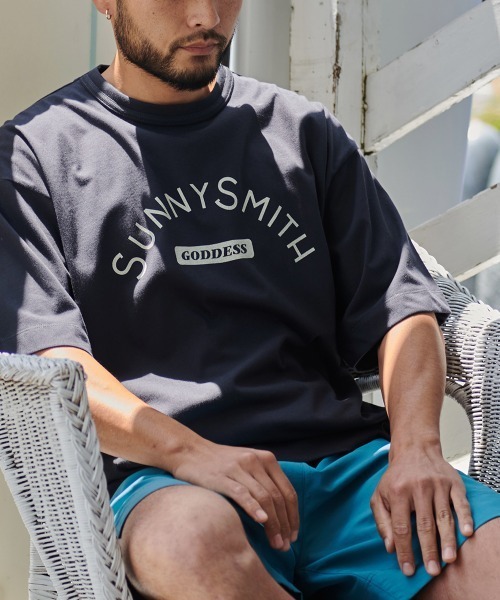Sunny Smith(サニースミス)の「へビーオンス Cool Smith ロゴプリント Tシャツ 半袖(Tシャツ/カットソー・メンズ・チャコール/オフホワイト/レッド・LARGE/MEDIUM)」の1枚目の写真