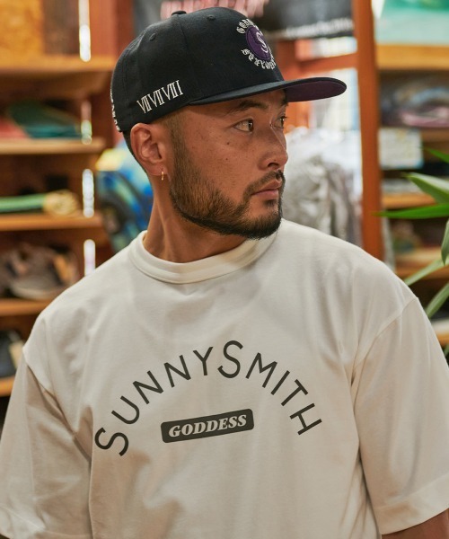 Sunny Smith(サニースミス)の「へビーオンス Cool Smith ロゴプリント Tシャツ 半袖(Tシャツ/カットソー・メンズ・チャコール/オフホワイト/レッド・LARGE/MEDIUM)」の7枚目の写真