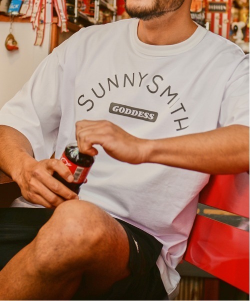 Sunny Smith(サニースミス)の「へビーオンス Cool Smith ロゴプリント Tシャツ 半袖(Tシャツ/カットソー・メンズ・チャコール/オフホワイト/レッド・LARGE/MEDIUM)」の14枚目の写真