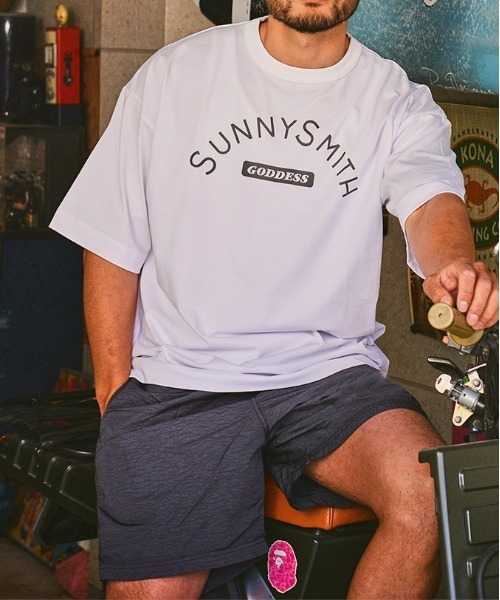 Sunny Smith(サニースミス)の「へビーオンス Cool Smith ロゴプリント Tシャツ 半袖(Tシャツ/カットソー・メンズ・チャコール/オフホワイト/レッド・LARGE/MEDIUM)」の16枚目の写真