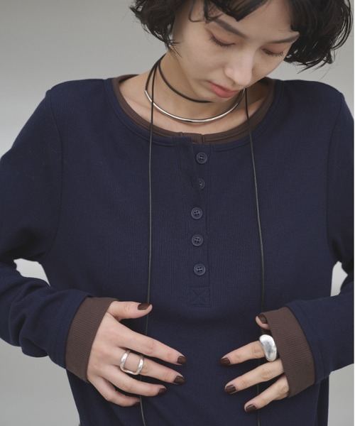 AIC.(エーアイシー)の「レイヤードライクヘンリーネックリブトップス(Tシャツ/カットソー・レディース・ブラック/チャコールグレー/ベージュ/ブラウン/ネイビー・FREE)」の5枚目の写真