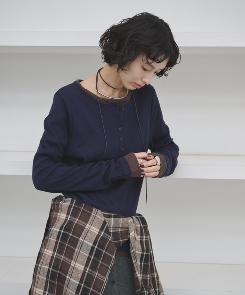AIC.(エーアイシー)の「レイヤードライクヘンリーネックリブトップス(Tシャツ/カットソー・レディース・ブラック/チャコールグレー/ベージュ/ブラウン/ネイビー・FREE)」の7枚目の写真