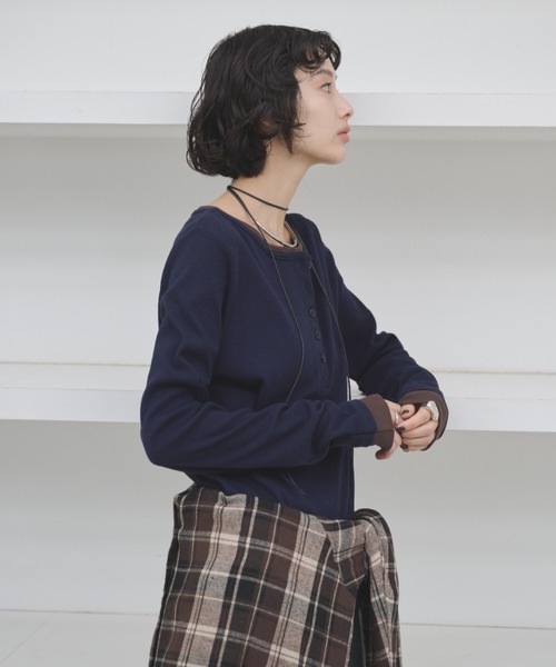 AIC.(エーアイシー)の「レイヤードライクヘンリーネックリブトップス(Tシャツ/カットソー・レディース・ブラック/チャコールグレー/ベージュ/ブラウン/ネイビー・FREE)」の8枚目の写真