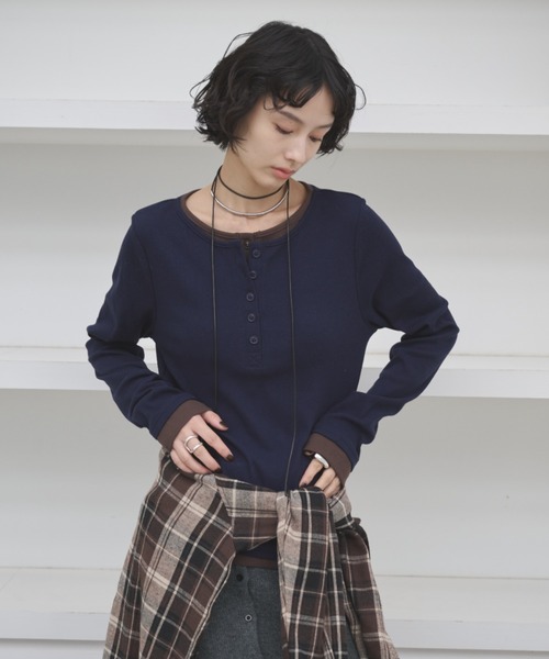 AIC.(エーアイシー)の「レイヤードライクヘンリーネックリブトップス(Tシャツ/カットソー・レディース・ブラック/チャコールグレー/ベージュ/ブラウン/ネイビー・FREE)」の6枚目の写真