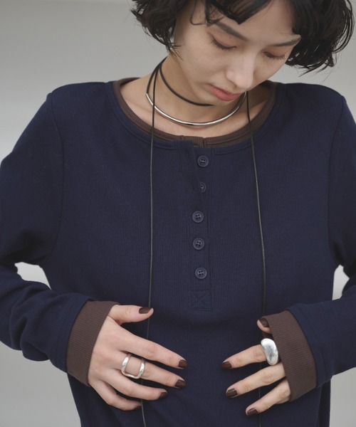 AIC.(エーアイシー)の「レイヤードライクヘンリーネックリブトップス(Tシャツ/カットソー・レディース・ブラック/チャコールグレー/ベージュ/ブラウン/ネイビー・FREE)」の12枚目の写真